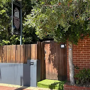 https://the-shiralee-hostel.hotelsperth.org
